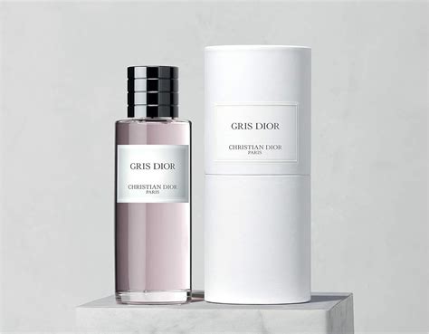 Gris Montaigne Dior parfum .